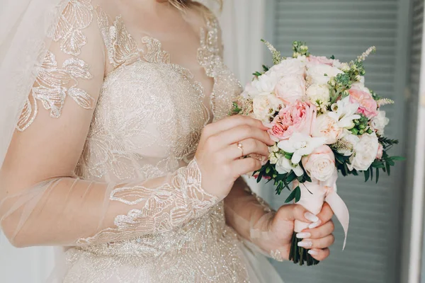 Bröllopsbild Och Brudbukett Med Röda Blommor — Stockfoto