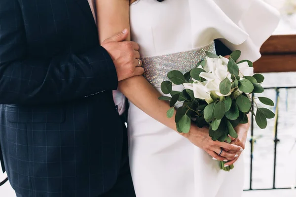 Düğün Resmi Kırmızı Çiçekli Bir Gelin Buketi — Stok fotoğraf