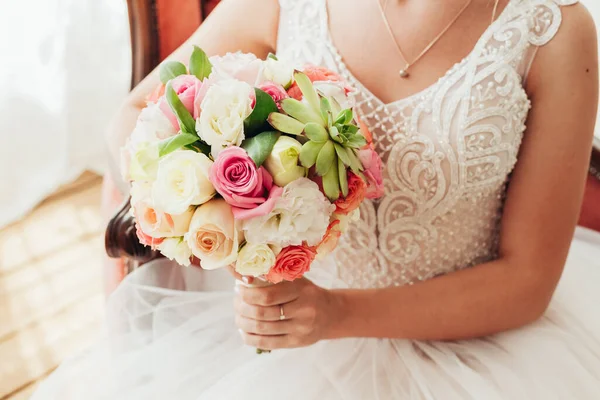 Bröllopsbild Och Brudbukett Med Röda Blommor — Stockfoto