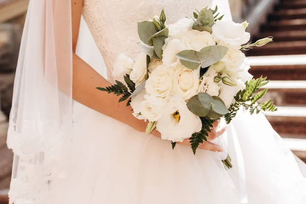 Hochzeitsbild Und Brautstrauß Mit Roten Blumen — Stockfoto