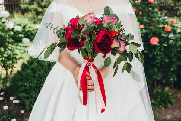 Gambar Pernikahan Dan Buket Pengantin Dengan Bunga Merah — Stok Foto