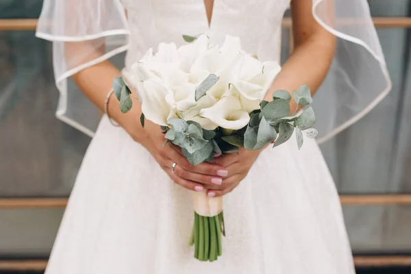 婚纱和红花的新娘花束 — 图库照片