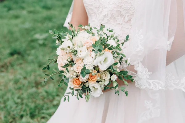 Bruiloft Afbeelding Een Bruids Ruiker Met Rode Bloemen — Stockfoto