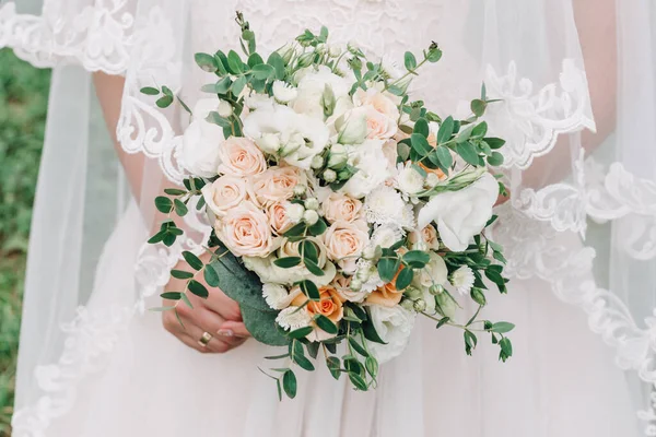 Bruiloft Afbeelding Een Bruids Ruiker Met Rode Bloemen — Stockfoto