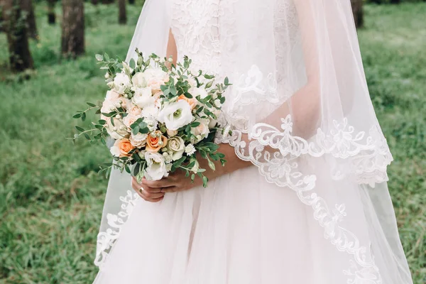 Gambar Pernikahan Dan Buket Pengantin Dengan Bunga Merah — Stok Foto
