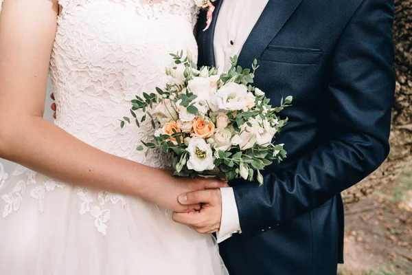 Immagine Nozze Bouquet Sposa Con Fiori Rossi — Foto Stock