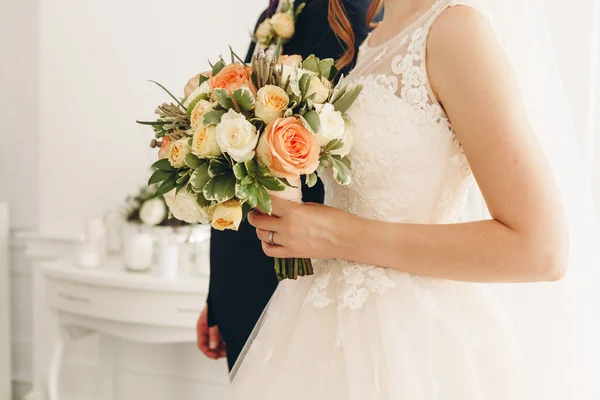 Bröllopsbild Och Brudbukett Med Röda Blommor — Stockfoto