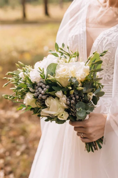 Imagem Casamento Buquê Noiva Com Flores Vermelhas — Fotografia de Stock