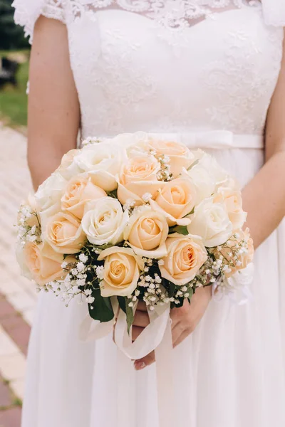 Imagem Casamento Buquê Noiva Com Flores Vermelhas — Fotografia de Stock