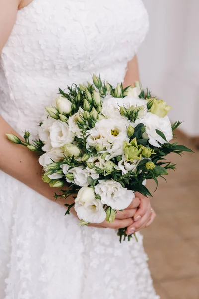 婚纱和红花的新娘花束 — 图库照片