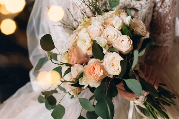 Hochzeitsbild Und Brautstrauß Mit Roten Blumen — Stockfoto