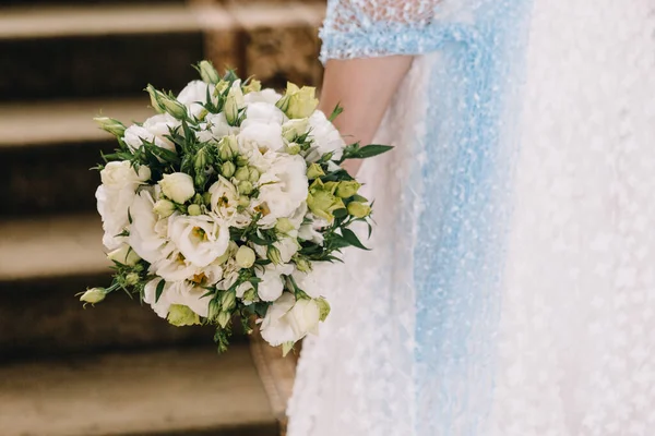 Bröllopsbild Och Brudbukett Med Röda Blommor — Stockfoto