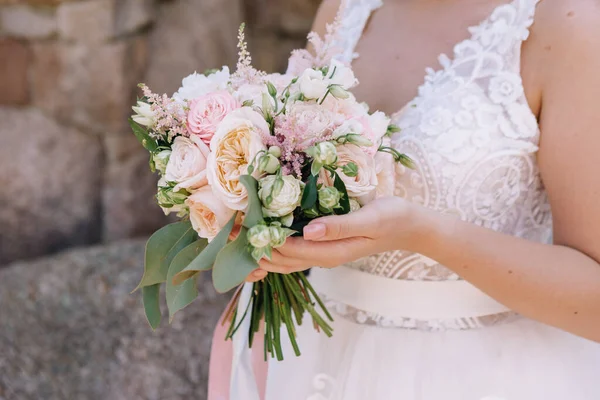 Bröllopsbild Och Brudbukett Med Röda Blommor — Stockfoto