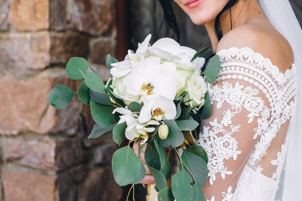 Bröllopsbild Och Brudbukett Med Röda Blommor — Stockfoto