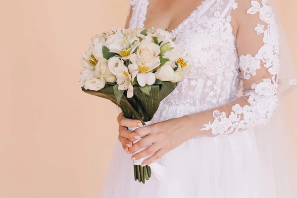 Bruiloft Afbeelding Een Bruids Ruiker Met Rode Bloemen — Stockfoto