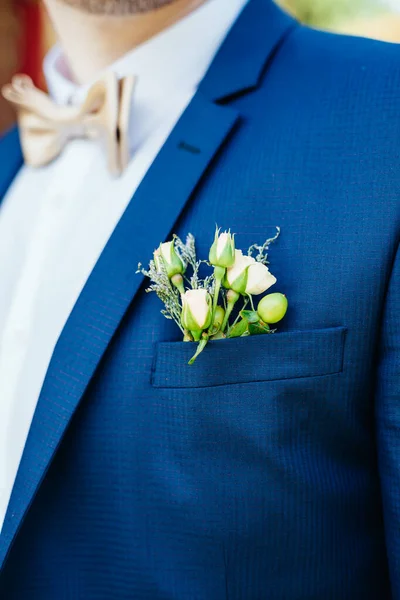 Düğün resmi ve kırmızı çiçekli bir gelin buketi.