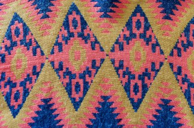 Örgü yün kazak etnik motiflerle doku. Püsküllü.