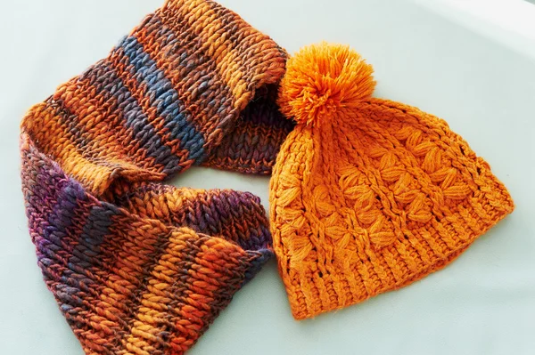 Kit crochet confortable en orange. Écharpe et chapeau avec pompon, tricot — Photo