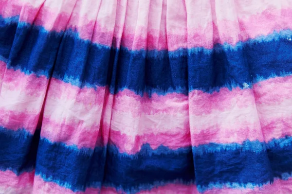 Texture robe en coton avec plis teints rayures roses bleues — Photo