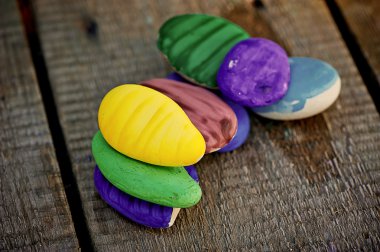 Deniz taş parlak renklerde boya ile boyanmış. Çok