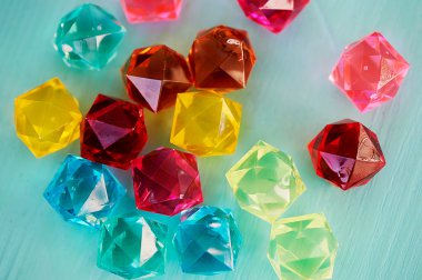 elmas turkuaz ahşap zemin üzerine cam boncuk