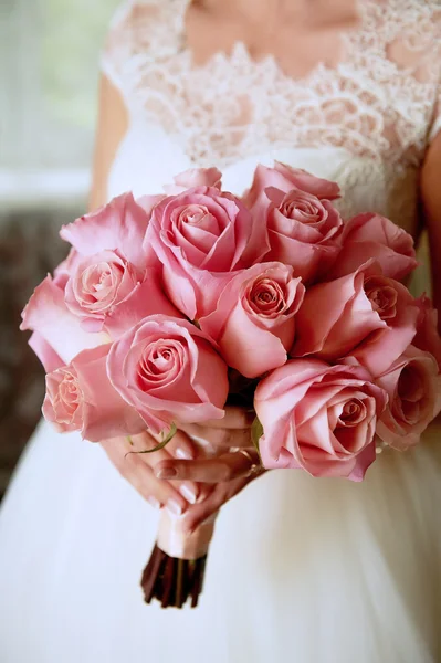 Невесты букет больших розовых роз в руках невесты — стоковое фото