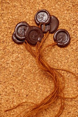 Yüzey balsa ahşap arka plan üzerinde kahverengi balmumu mührü