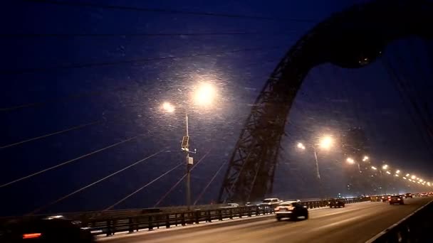 MOSCOW, FEDERAÇÃO RUSSA - 4 de novembro de 2016: Ponte pitoresca sobre o rio. É o primeiro cabo-permanecido dentro, aberto em 27 dezembro 2007 como uma parte de Krasnoprenensky  . — Vídeo de Stock