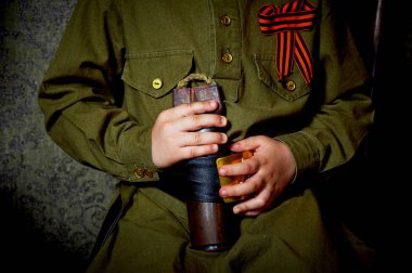 St. Georges arka plan askeri üniformayla üzerinde küçük bir çocuk eller kurdele