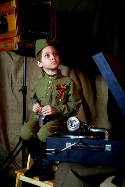 yaşında çocuk Rus askeri formunda, mavi gözleri ile güzel.