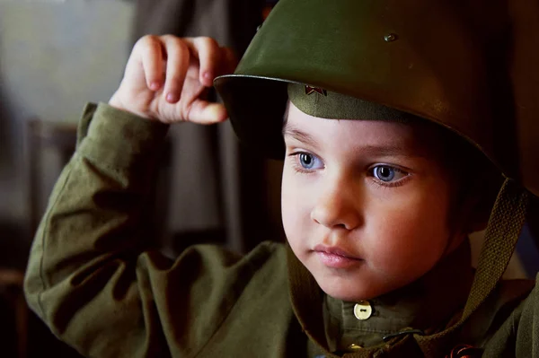 Anos de idade menino na forma militar russa, bonito com olhos azuis . — Fotografia de Stock