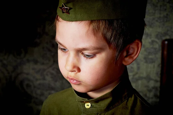 Anos de idade menino na forma militar russa, bonito com olhos azuis . — Fotografia de Stock