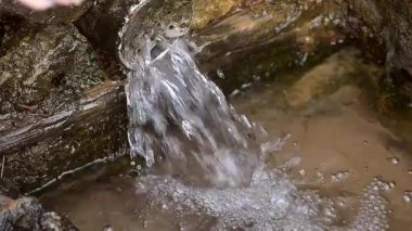 Bahar, kanal mevcut. Suyun altında el