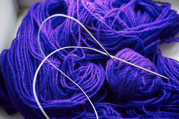 Enredo de lana azul en el hilo de trabajo de fondo. textura —  Fotos de Stock