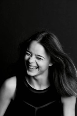 Duygusal portre uzun saçlı güzel bir kız. Geniş mutlu gülümseme