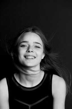 Duygusal portre uzun saçlı güzel bir kız. Geniş mutlu gülümseme