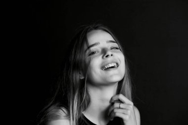 Duygusal portre uzun saçlı güzel bir kız. Geniş mutlu gülümseme