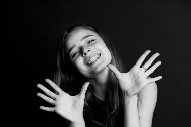 Duygusal portre uzun saçlı güzel bir kız. Geniş mutlu gülümseme