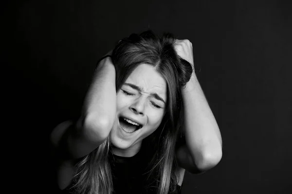 Hermosa chica con el pelo largo grita. Negro — Foto de Stock