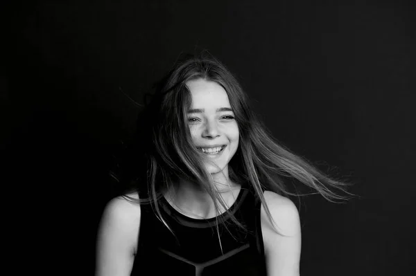 Retrato emocional de una hermosa chica con el pelo largo. Amplia sonrisa feliz —  Fotos de Stock