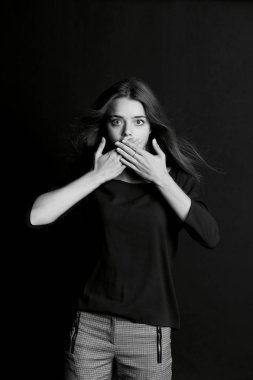 Kötü konuşma. Kız ağzını kapatır