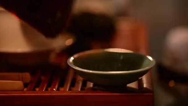 Warme groene thee gieten in een kom. Sluit. Thee ceremonie — Stockvideo
