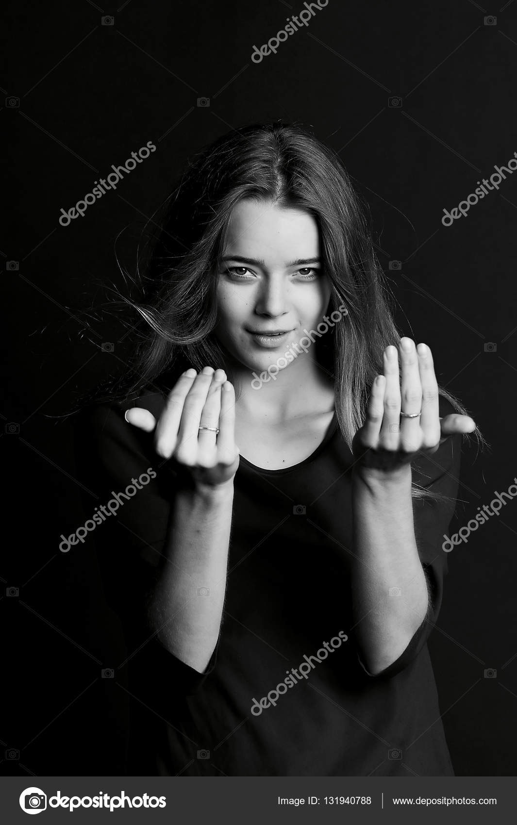 Низу женщина черно белые фото девушек где невидно лица член