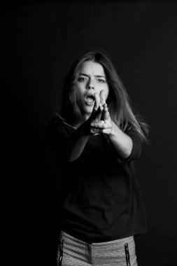 Güzel kız. Jest silah parmak