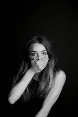 Kötü konuşma. Kız ağzını kapatır