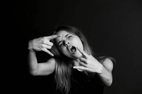 Jovencita hermosa. Señal de rock n roll dedos . — Foto de Stock