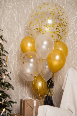 Süslü Noel ağacı. Bir anlamda kutlama. Altın dekoratif topları ile pullu