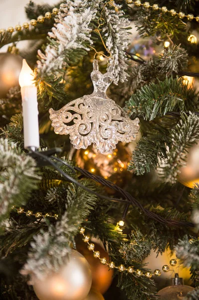 De gedecoreerde kerstboom. Een gevoel van de viering — Stockfoto