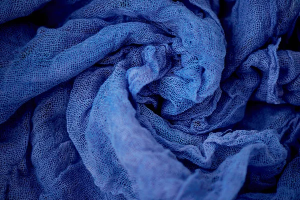 Texturerat, vridna i en blomma gasväv. Blå. — Stockfoto