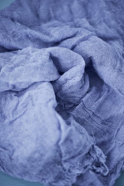 Dokulu, bir çiçek gazlı bez bükülmüş. Kapat